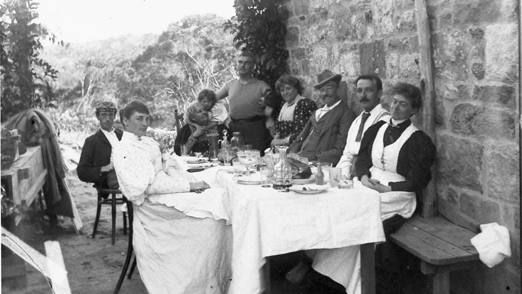 Sunday Lunch, 1908 - Family and Friends at the Weekend Cottage on the Bay, Apron 🍷
